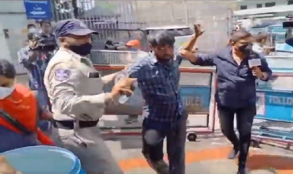 وزیراعلی تلنگانہ کے کیمپ آفس کے سامنے ایک شخص نے خودسوزی کی کوشش کی