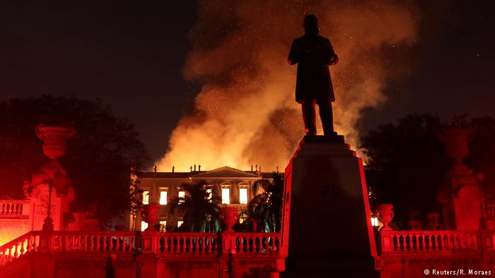 برازیل: 200 سال قدیم نیشنل میوزیم میں شدید آگ بھڑک اٹھی