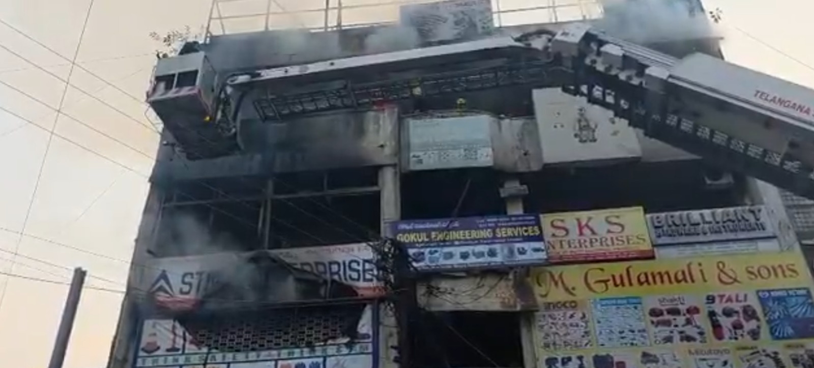 سکندرآباد کے رانی گنج میں فائر سیفٹی آلات کے گودام میں آگ بھڑک اٹھی