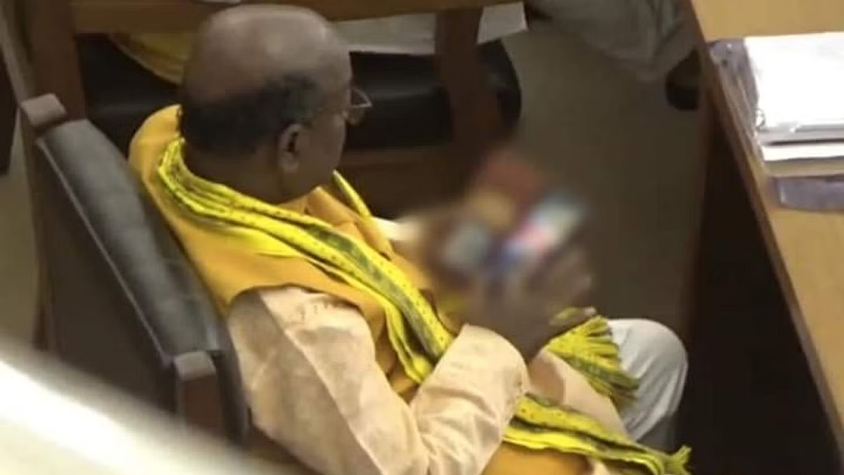 تریپورہ کے BJP MLA  اسمبلی میں فحش فلم دیکھتے ہوئے ویڈیو میں قید