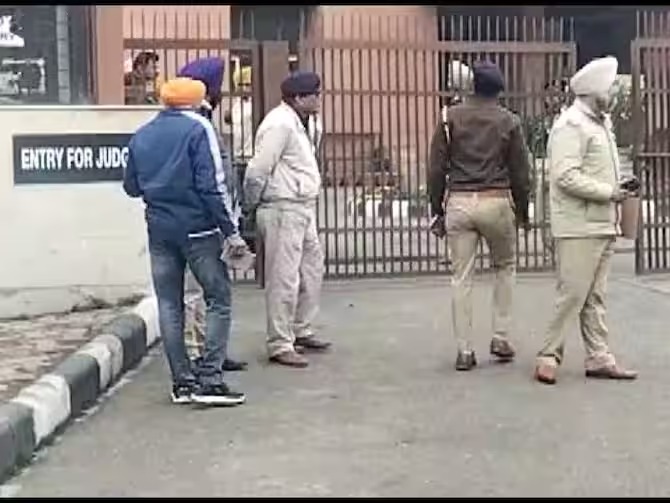چندی گڑھ کی عدالت کو بم کی دھمکی ملنے پر خالی کر دیا گیا ہے، تلاشی جاری