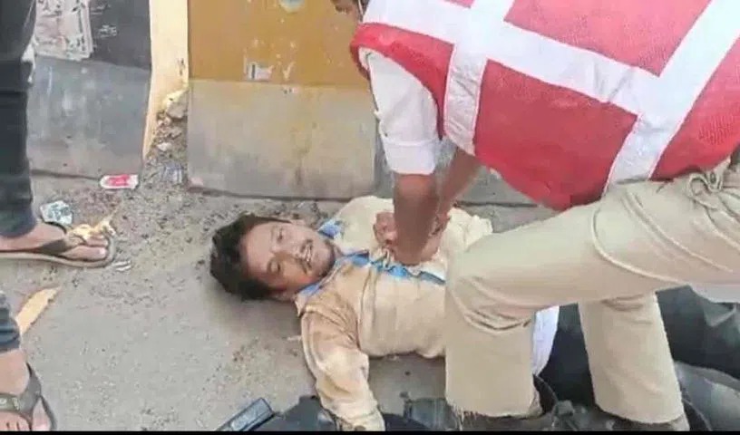 حیدرآباد ٹریفک پولیس اہلکار نے سی پی آر دے کر ایک شخص کی جان بچائی
