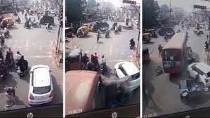 ایم پی میں دل کا دورہ پڑنے سے بس ڈرائیور کی موت، بس گاڑیوں سے ٹکرا گئی، 6 افراد زخمی