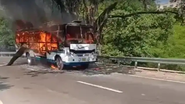 ویشنو دیوی جانے والے زائرین کی بس میں لگی آگ، چار ہلاک، 22 جھلس گئے