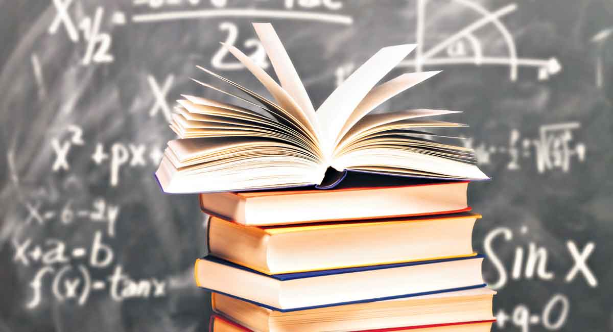تلنگانہ: پرائیویٹ اسکولوں کے لیے نصابی کتابوں کی قیمت بہت زیادہ