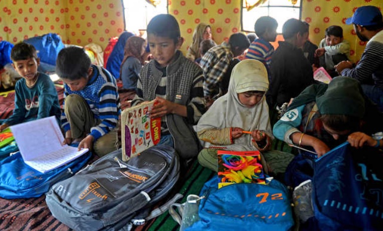 کشمیر: توسہ میدان کا سیزنل اسکول، 40 بچے زیور تعلیم سے آراستہ ہو رہے ہیں
