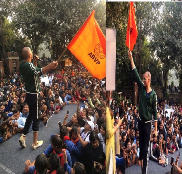 پیڈ مین کے پرموشن پر نکلے اکشے کمار نے تھاما ABVP کا جھنڈا