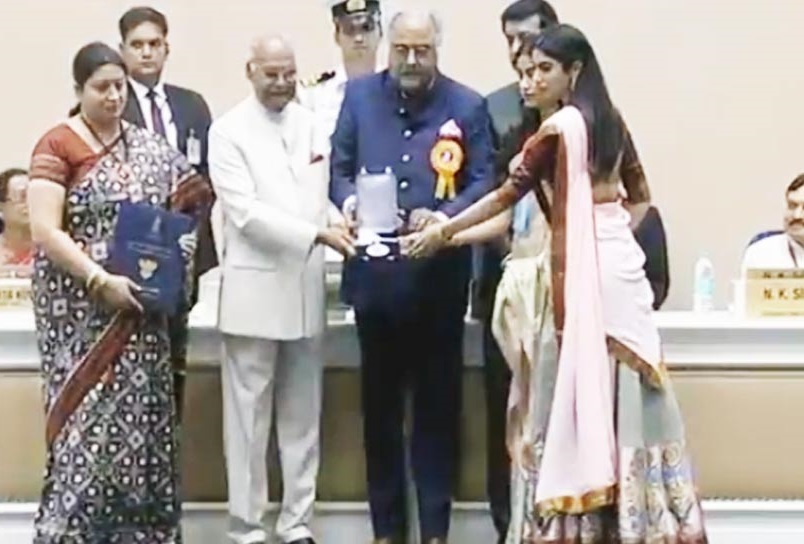 نیشنل فلم ایوارڈ: بیٹی جھانوی اور خوشی کے ساتھ بونی کپور نے لیا سری دیوی کا ایوارڈ