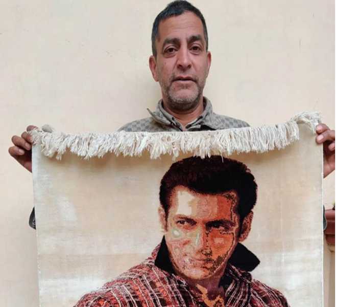 محمد حسین بٹ:بالی ووڈ ادا کار سلمان کی تصویر کا قالین بنانے والا کشمیری پرستار
