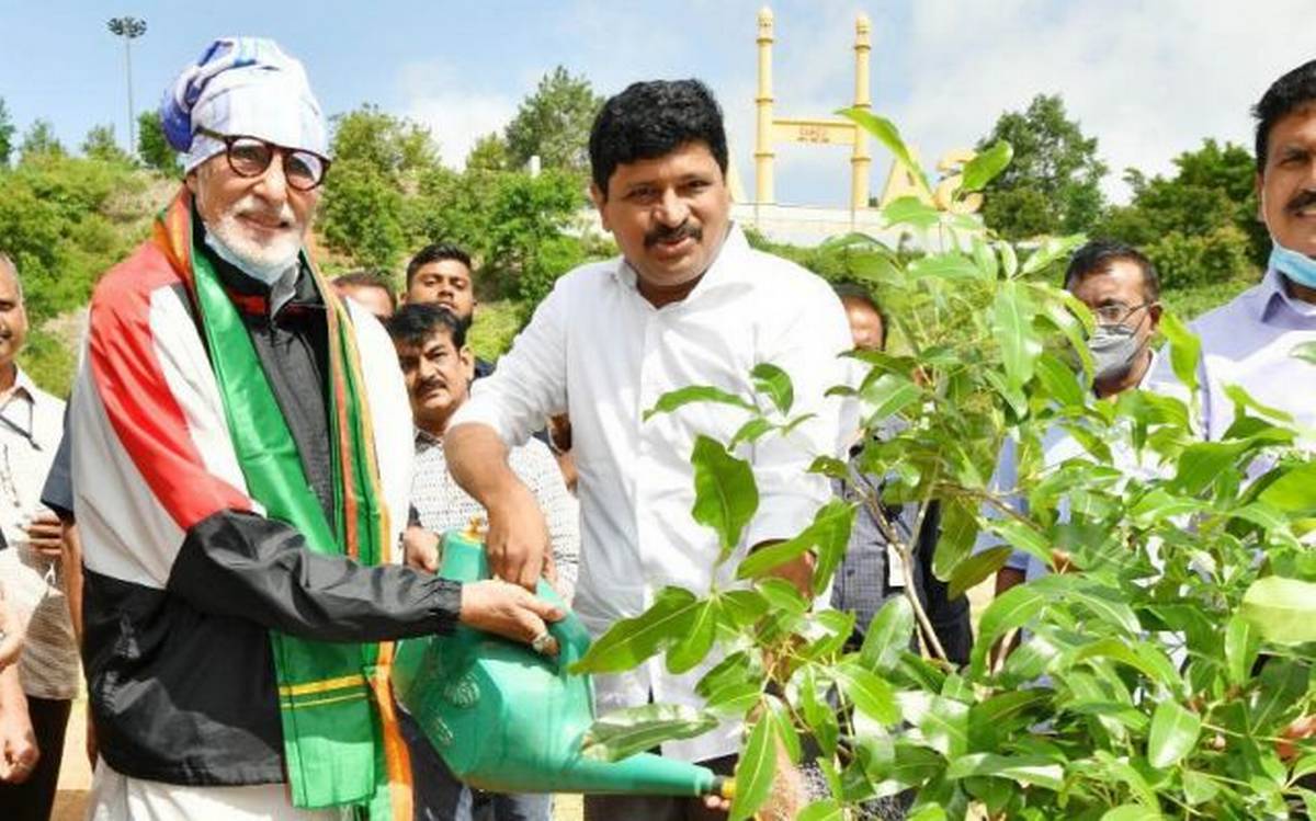 گرین انڈیا چیلنج۔امیتابھ بچن نے حیدرآباد کے راموجی فلم سٹی میں پودالگایا