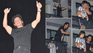 شاہ رخ خان کو مبارکباد دینے منت کے باہر آدھی رات کو جمع ہوئی فینس کی بھیڑ،