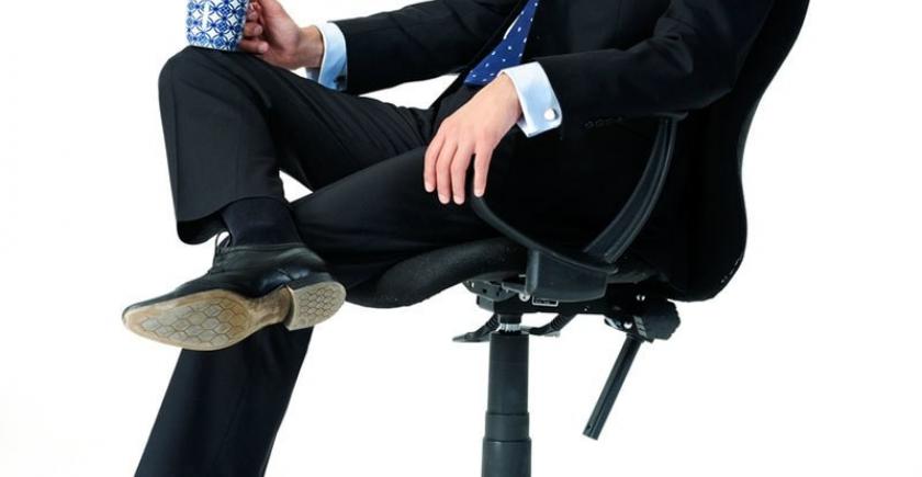 بیٹھنے کے دوران ٹانگ پر ٹانگ چڑھانا فائدہ مند؟