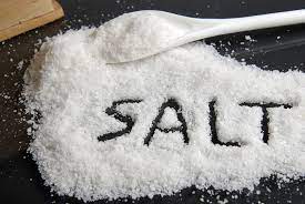 نمک کم کھائیں: بالغوں کے لیے دن میں 6 گرام سے زیادہ نہیں۔