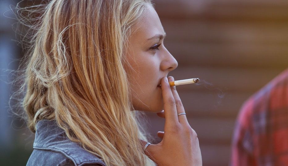 انگلینڈ میں کو رونا کی وبا کے بعد سگریٹ نوشی میں کمی رک گئی: تحقیق