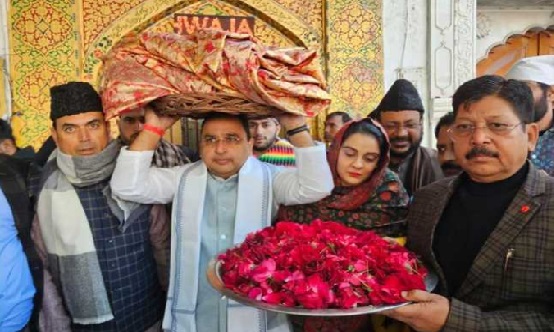 جمال صدیقی اور کوثر جہاں نے خواجہ بختیار کاکی کے مزار پر چادر اور پھول پیش کیے