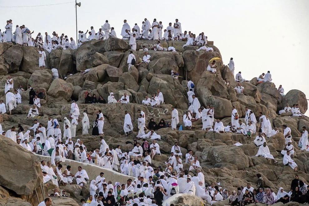 عرفات میں 20 لاکھ سے زائد عازمین مناسک حج ادا کرنے میں مصروف