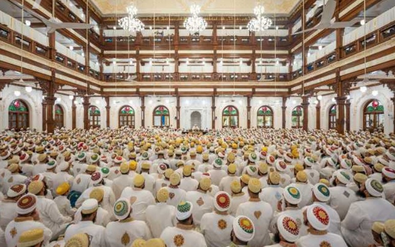 داؤدی بوہرہ رہنماسیدنا مفضل سیف الدین نےبوہرہ فرقہ کی سب سے بڑی مسجد کا افتتاح کیا