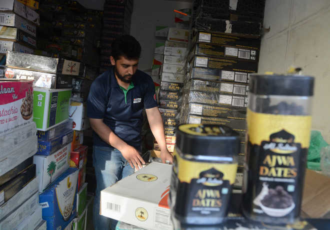 کشمیر: ماہ رمضان کے دوران کھجوروں کی خریداری میں ایک بار پھر بڑھ گئی ہے