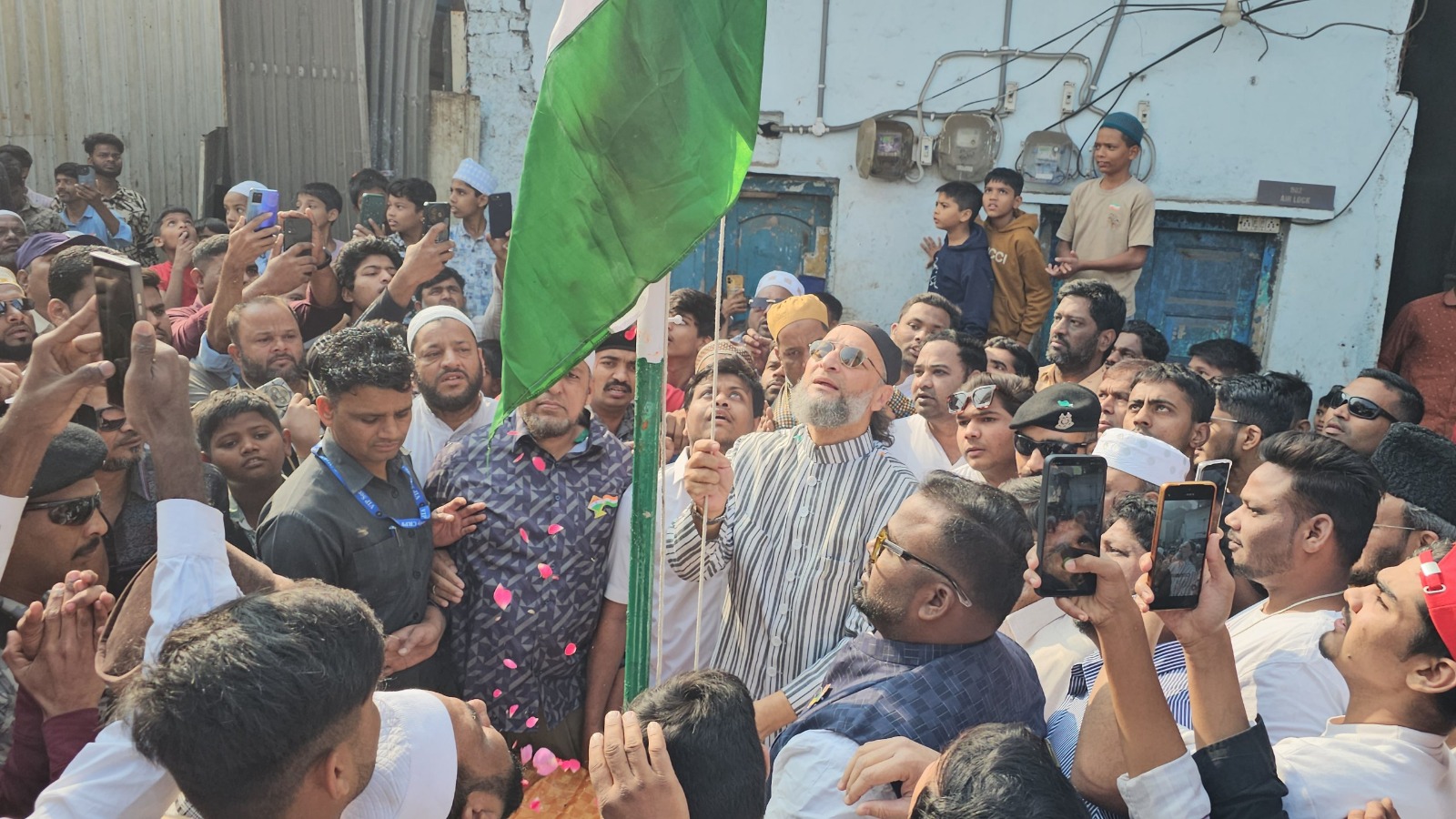 یومِ جمہوریہ کے موقع پر  بیرسٹر اویسی نے حیدرآباد کے مختلف مقامات پر قومی پرچم لہرایا