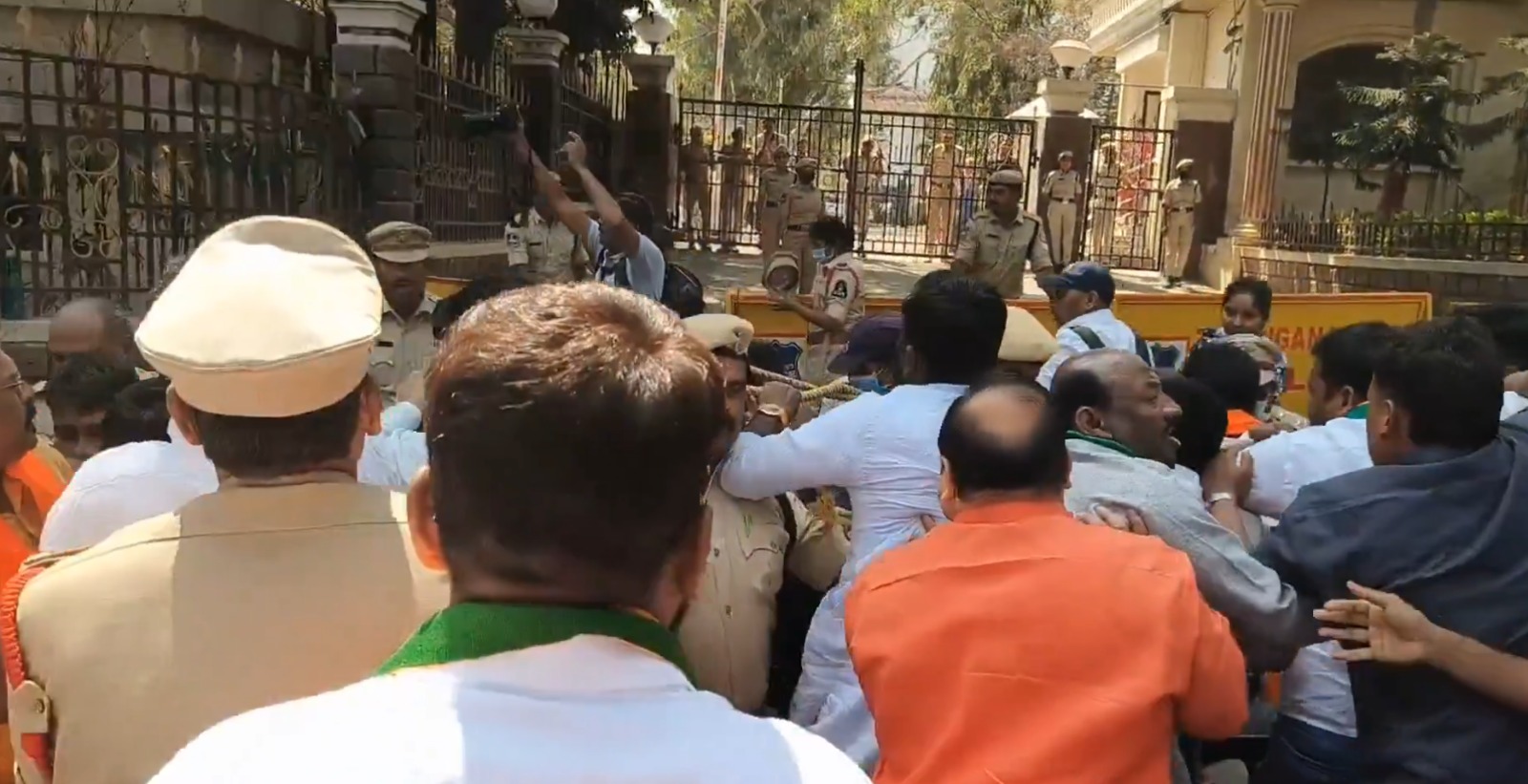 تلنگانہ ڈی جی پی دفتر کے قریب بی جے پی کارکنوں کا احتجاج، کشیدگی