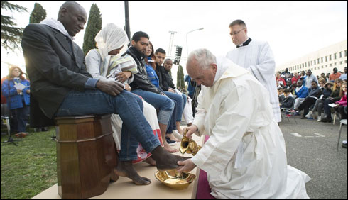 پوپ فرانسس نے تین مسلمان خواتین سمیت 12 پناہ گزینوں کے پیر دھوئے  