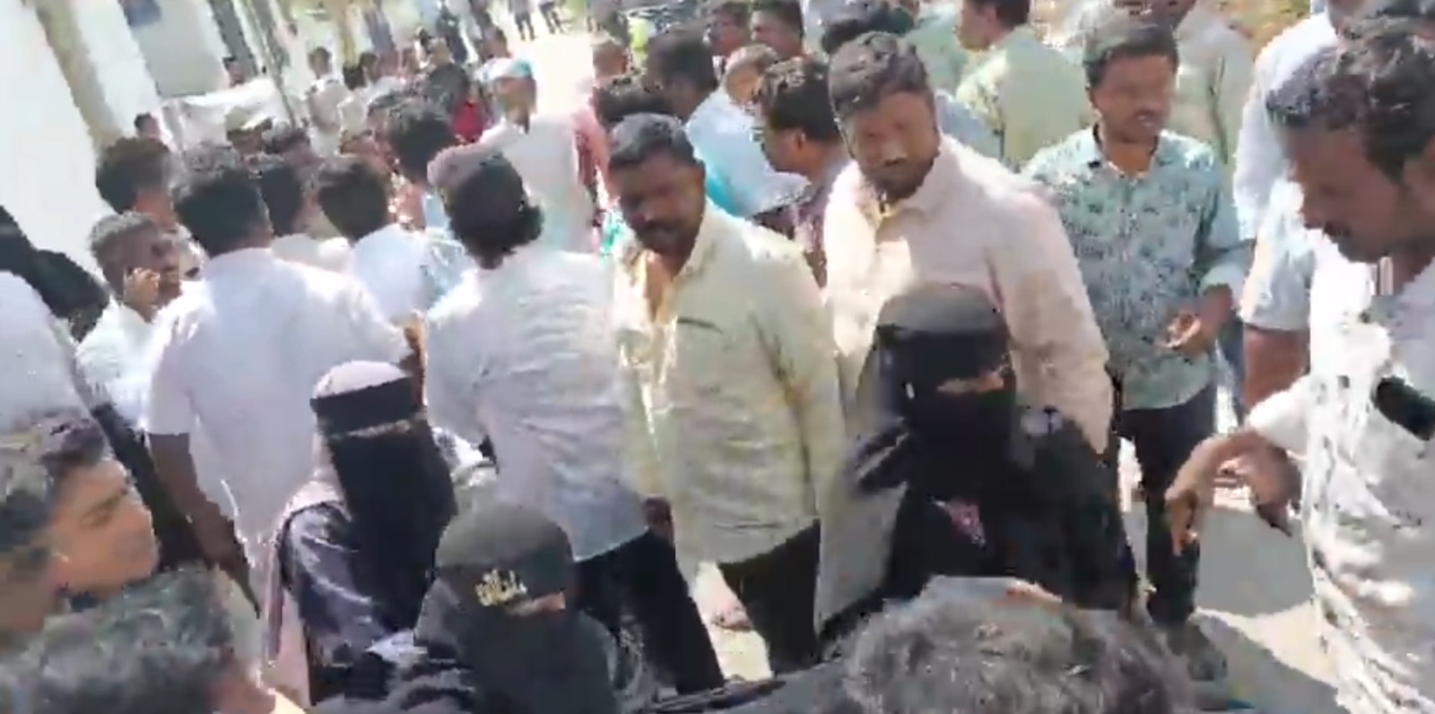  ناگر کرنول میں جعلی ووٹ کے الزام پر بی آر ایس اور کانگریس کارکنوں میں تصادم