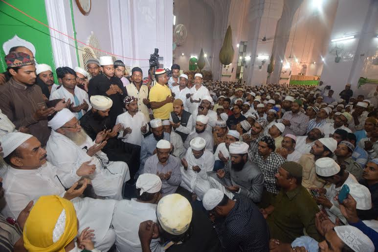 مکہ مسجد میں پہلے عشرہ کی تکمیل پر مصباح القرا کی دعا :تصاویر 