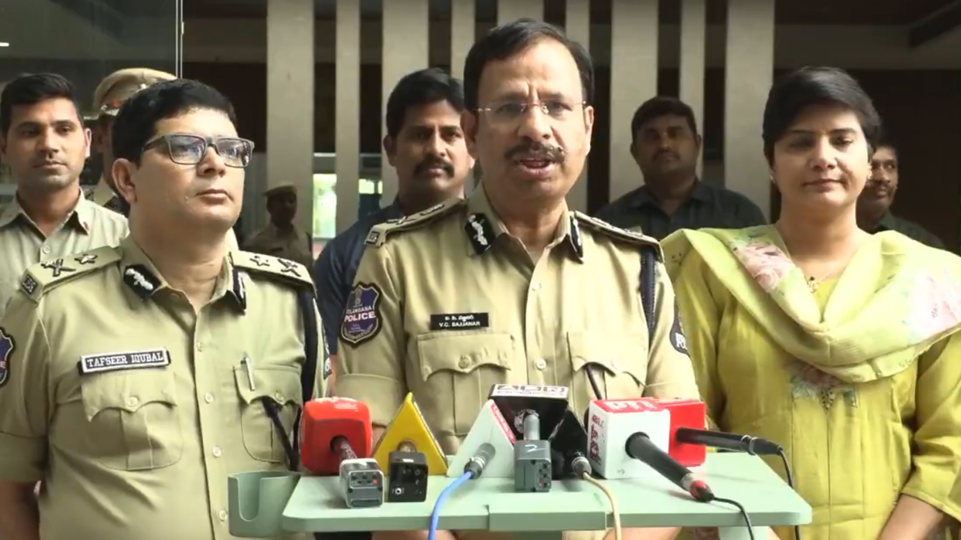 حیدرآباد میں پٹرول و ڈیزل قلت کی افواہیں بے بنیاد قرار، پولیس کمشنر وی سی سجنار کی وضاحت