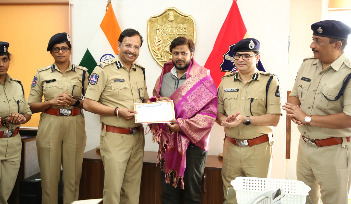 بہادری کی مثال: محمد فیروز نے بچی کو بچایا، پولیس کمشنر نے اعزاز سے نوازا