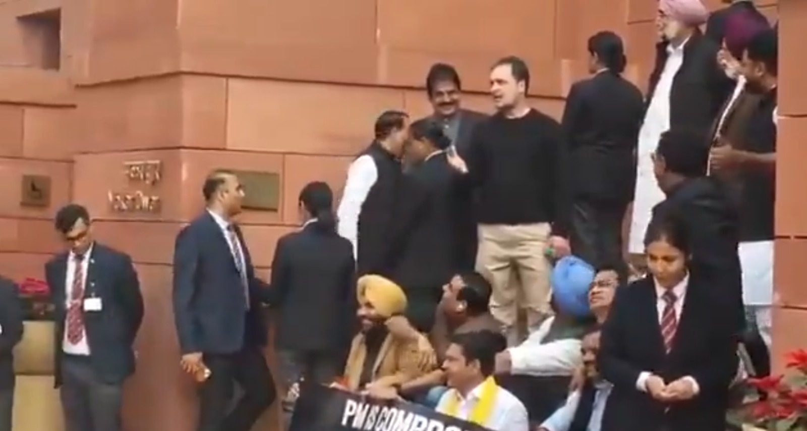 معطل کانگریس ارکانِ پارلیمنٹ کا زبردست احتجاج، راہول اور پرینکا گاندھی بھی  شامل