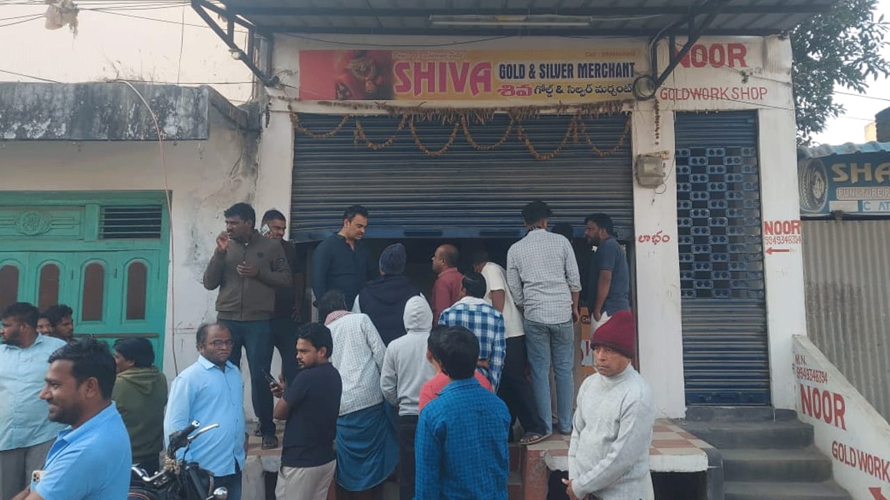  تلنگانہ کے ضلع نظام آباد کے بودھن ٹاؤن میں چوروں نے  دو سونے کی دکانوں کو نشانہ بنایا