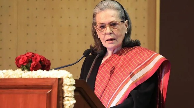 شہریت حاصل کرنے سے پہلے ووٹر لسٹ میں نام پر سونیا گاندھی کو عدالت کا نوٹس