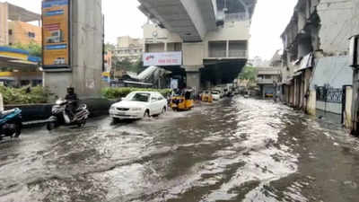 موسلا دھار بارش سے حیدرآباد کے کچھ حصے زیر آب آگئے۔