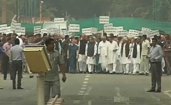 ملک میں بڑھتی فرقہ پرستی کے خلاف کانگریس کا دہلی میں بھاری مارچ