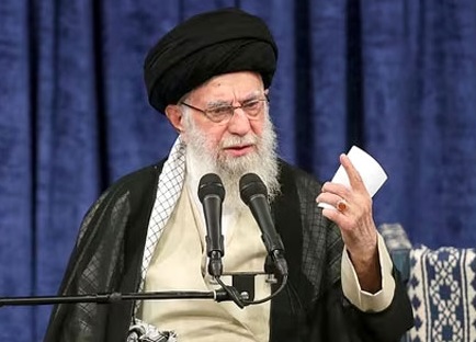 امریکہ میدان میں آچکا، یقینا اللہ ایرانی قوم کو ، حق کو ضرور فتح عطا فرمائے گا: خامنه ای