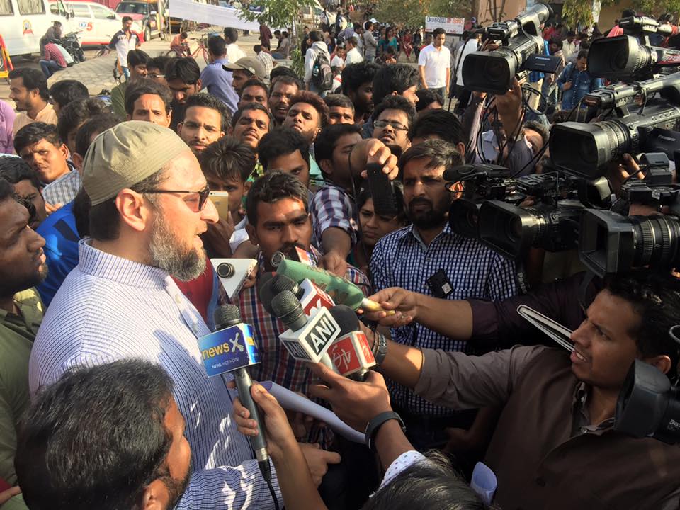 دلت طلباء کے تحفظ لیے ہر قسم کے جد و جہد کے لیے تیار :بیرسٹر اسد الدین اویسی کا تیقن