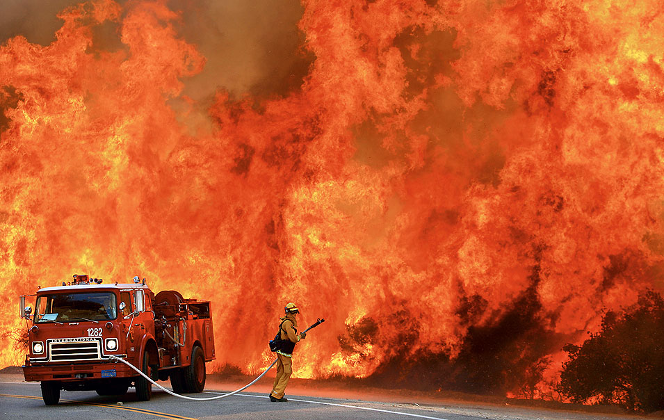 کیلی فورنیا میں آگ سے 1200 ایکڑ جنگل خاکستر