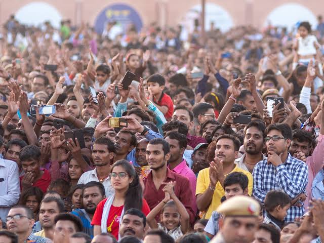 اس ماہ کی 15 تاریخ تک دنیا کی آبادی 800 کروڑ تک پہنچ جائے گی۔