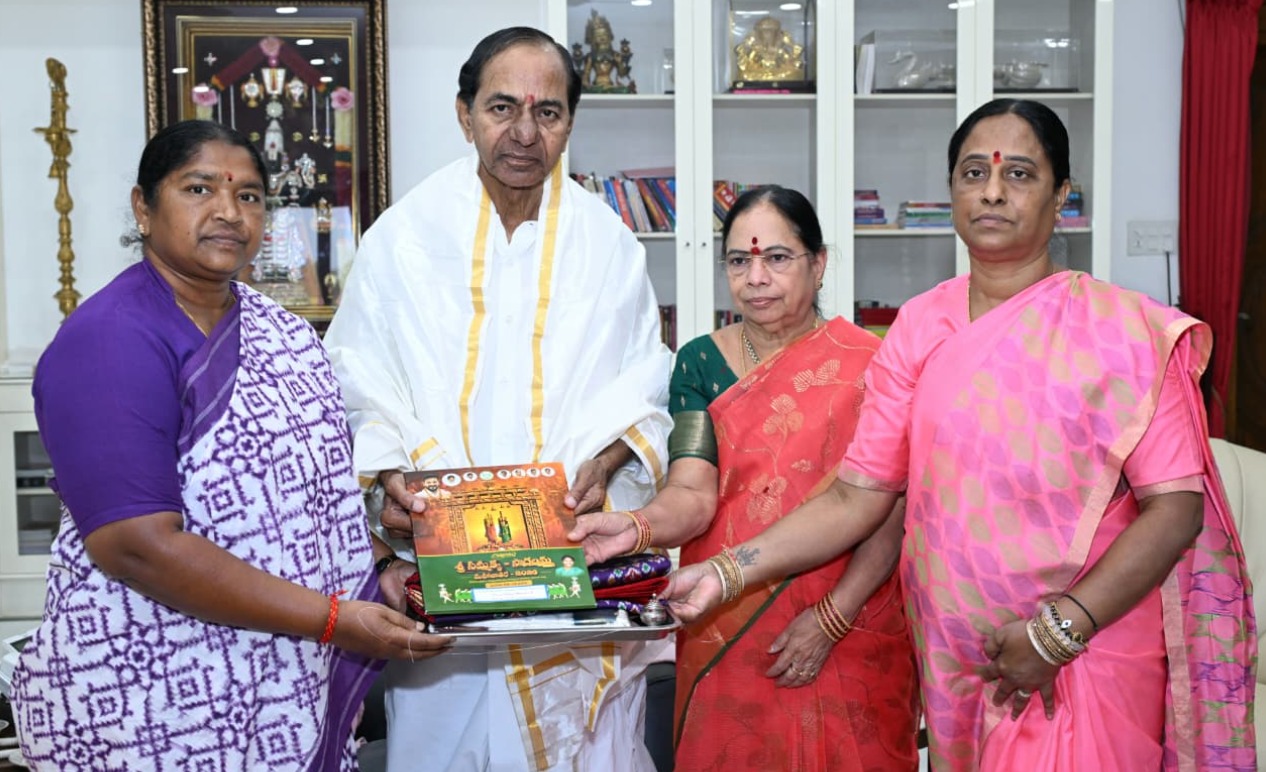 میڈارم جاترا میں شرکت کی دعوت، وزراء سیتا اکا اور کونڈا سریکھا کی کے سی آر سے ملاقات