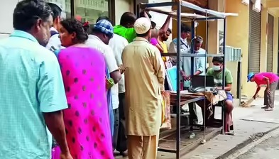 حیدرآباد میں راشن کی تقسیم کے دوران بایومیٹرک مسائل، طویل قطاروں سے عوام پریشان