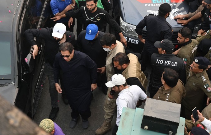 عمران کے قافلے پر فائرنگ، عمران خان اور دیگر رہنما زخمی
