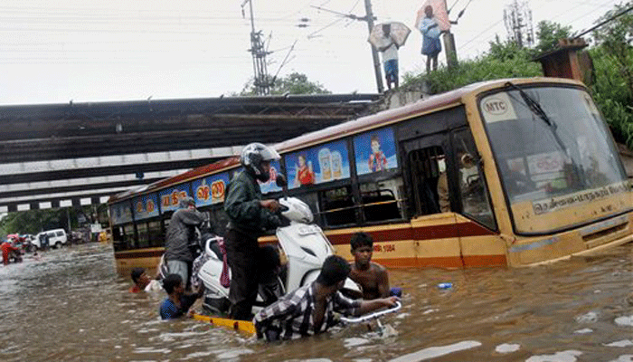 تمل ناڈو میں بھاری بارش سے 55 لوگوں کی موت، ریل اور سڑک ٹریفک متاثر، اسکول کالج بند