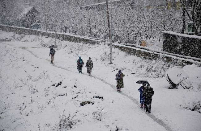 کشمیر میں زبردست برفباری : دہلی میں موسم کا سب سے سرد دن، سردی میں اضافہ