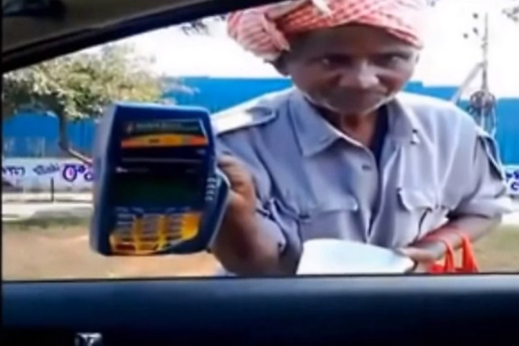 شہر حیدرآباد کا ہایی ٹک فقیر- ! کھلے پیسے  نہیں تو مشین سے کارڈ سویپ کر کے بھیک لیتا ہے یہ بکھاری! دیکھیں- ویڈیوز