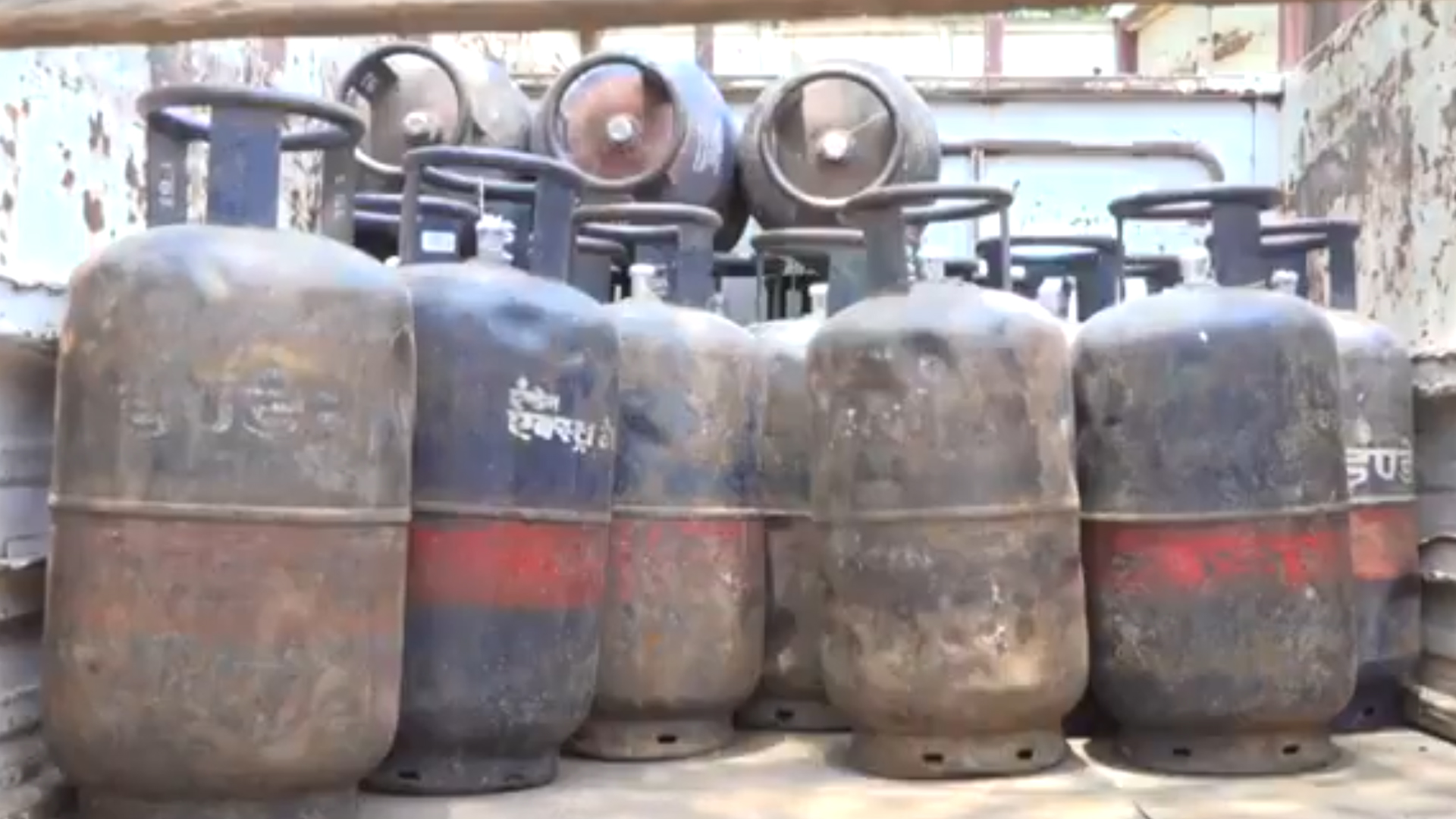 کمرشل ایل پی جی سلنڈر مہنگا: 19 کلو سلنڈر کی قیمت میں 195 روپے کا بڑا اضافہ