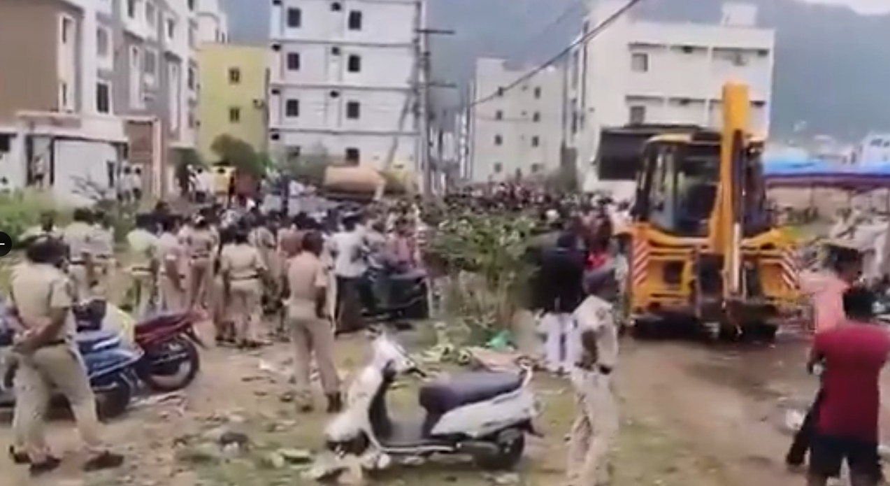 حکام نے وجئے واڑہ میں 42 فلیٹس گرائے، مکینوں کا ہنگامہ 