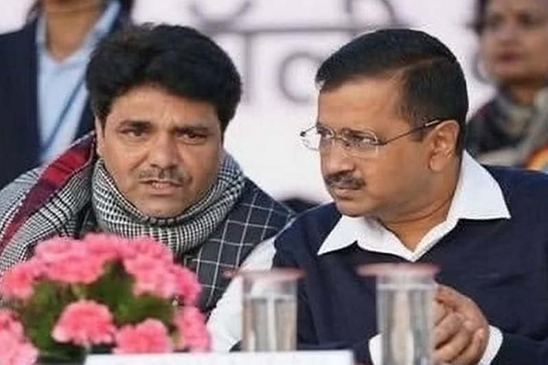 AAP پارٹی کے ایم ایل اے نریش بالیان نے کہا - "اگر آپ ہندوستان میں رہنا چاہتے ہیں، تو آپ کو جئے لکشمی گنیش کہنا ہوگا"۔