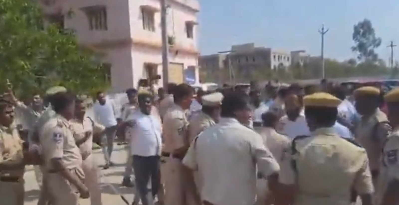 تلنگانہ: کاماریڈی میں بی جے پی رکن اسمبلی کے دفتر کے باہر تصادم، حالات کشیدہ