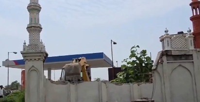 سنبھل میں قبرستان کی زمین پر مبینہ غیر قانونی عیدگاہ کے خلاف بلڈوزر کارروائی