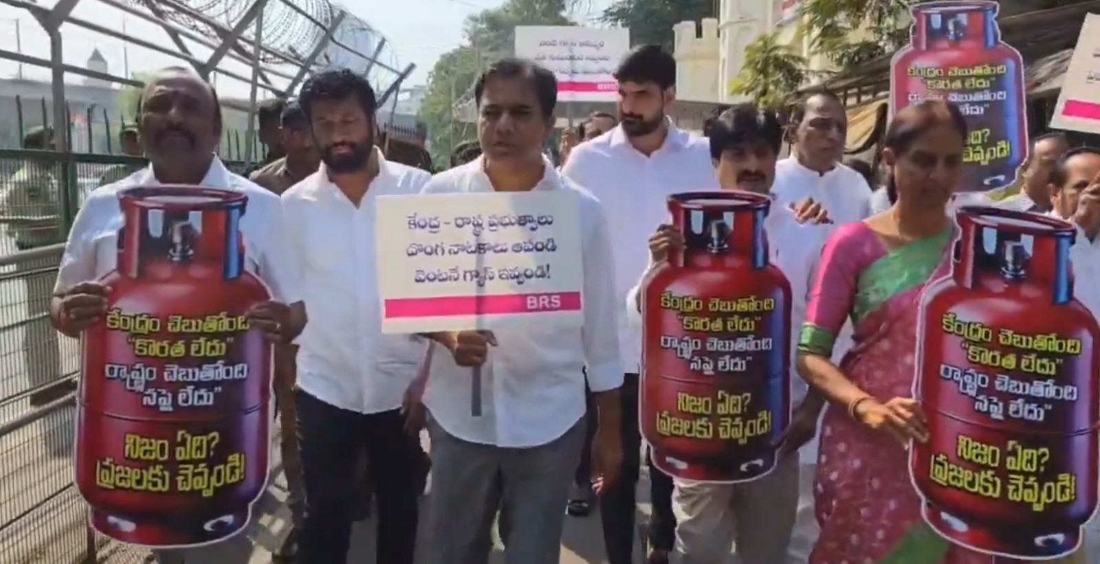  تلنگانہ میں ایل پی جی قلت پر بی آر ایس کا احتجاج، کے ٹی آر کا سپلائی فوری بہتر بنانے کا مطالبہ